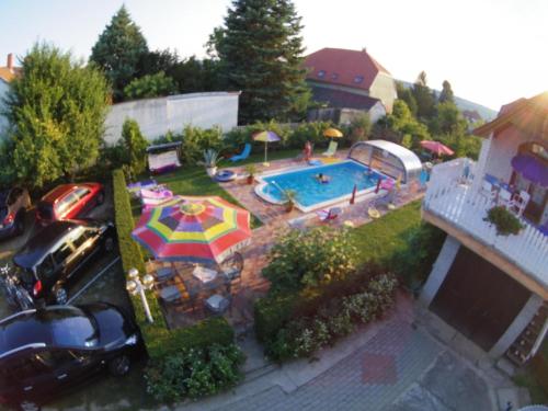 uma vista aérea de um quintal com uma piscina e um guarda-sol em Ferienwohnung für 2 Personen ca 45 qm in Hévíz, Westungarn Nationalpark Balaton-Oberland em Hévíz