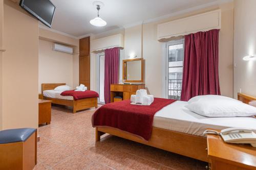 Habitación de hotel con 2 camas y espejo en Faros II, en Pireo