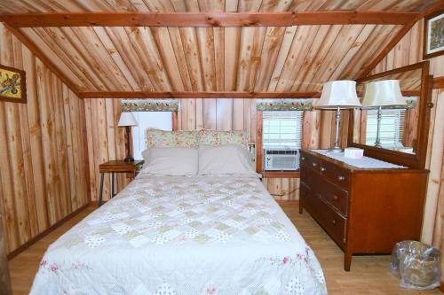 um quarto com uma cama e um tecto de madeira em Mishka (Bear Cub Retreat)at Sleepy Creek em Berkeley Springs