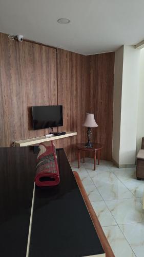 a living room with a desk with a computer on it at D'Coz RedLiving Star Semarang in Jomblang