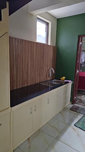 uma cozinha com um lavatório e uma bancada em D'Coz RedLiving Star Semarang em Jomblang