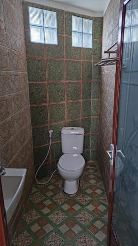 Et badeværelse på D'Coz RedLiving Star Semarang