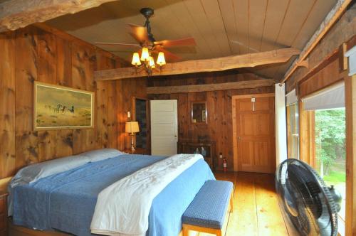 Postel nebo postele na pokoji v ubytování Pondview Cabin - Rustic Log Style Home, Grill, Wifi, Screen Porch, Trail, View, Pond Access, King Bed