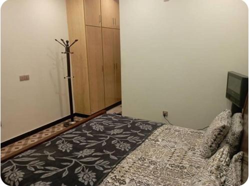 een slaapkamer met een bed in een kamer bij House 81-C in Islamabad