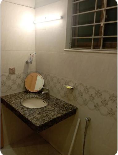een badkamer met een wastafel en een spiegel bij House 81-C in Islamabad