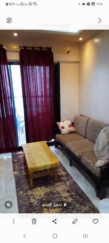 a living room with a couch and a coffee table at Flores casas de playa in Alexandria