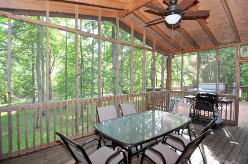 Μπαλκόνι ή βεράντα στο Sleepy Creek - Hot Tub, Pet Friendly, Creekside, Grill, Wifi, Fire Pit, Deck, Screen Porch, Family Friendly, Fishing, View, Games