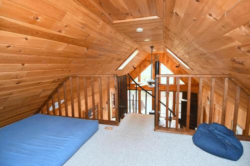 um quarto com uma cama num quarto de madeira em Seventh Heaven - Heavenly Retreat em Great Cacapon