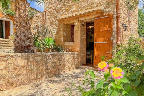 ein Eingang zu einem Steinhaus mit einer Holztür in der Unterkunft Ferienhaus mit Privatpool für 6 Personen ca 100 m in S'Horta, Mallorca Südostküste von Mallorca in S'Horta