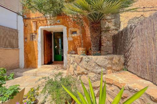 ein Eingang zu einem alten Gebäude mit einer Tür in der Unterkunft Ferienhaus mit Privatpool für 6 Personen ca 100 m in S'Horta, Mallorca Südostküste von Mallorca in S'Horta