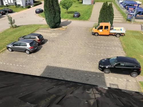 un grupo de autos estacionados en un estacionamiento en Ferienwohnung für 4 Personen ca 76 qm in Schutterzell, Schwarzwald Ortenau, en Neuried