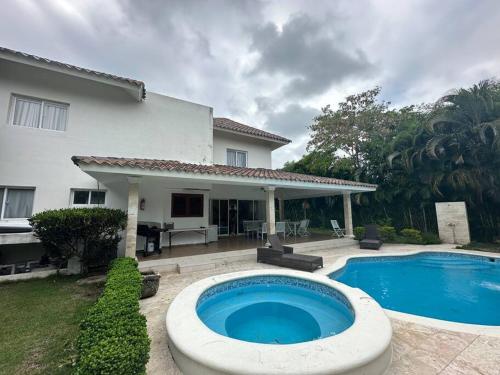 una piscina di fronte a una casa di Luxury Village at Juan Dolio. a Juan Dolio