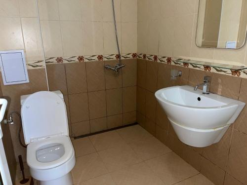 y baño con aseo y lavamanos. en Sea Salt Suite- Sozopol, en Sozopol