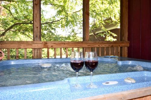 Nápoje v ubytování Whispering Hills -- Pet Friendly - Hot Tub - Grill - Wifi - Fire Pit - Covered Porch - Screen Porch - Fireplace - View - Billiard Table - Game room