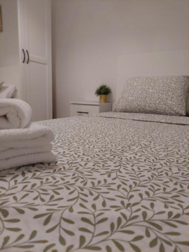 a bedroom with a bed with towels on it at Apartmani Živković in Veliko Gradište