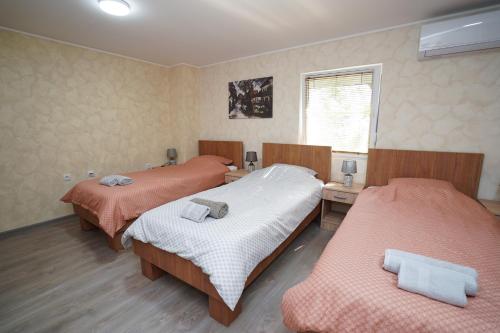 a bedroom with two beds and a window at Champions Apartmani in Kladovo