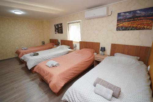Habitación con 3 camas en una habitación en Champions Apartmani, en Kladovo