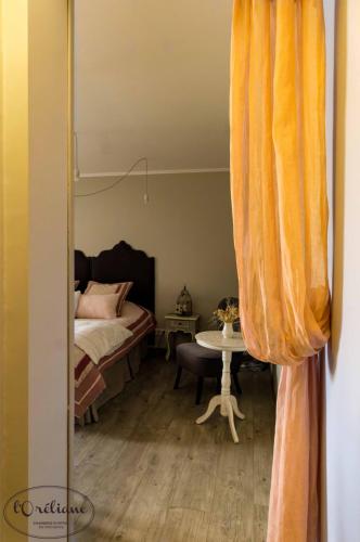 Ένα ή περισσότερα κρεβάτια σε δωμάτιο στο CHAMBRES D'HÔTES L'Oréliane en Provence Adults Only