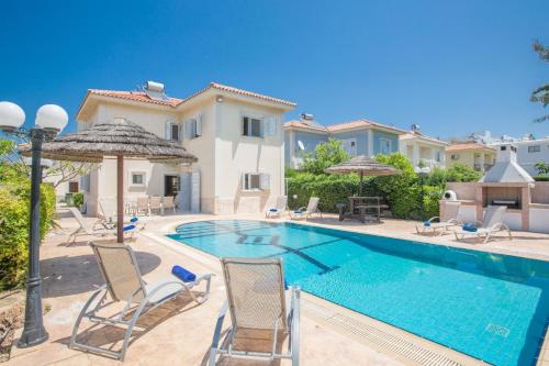 Villa mit Pool und Stühlen in der Unterkunft Ferienhaus für 9 Personen ca 190 qm in Protaras, Südküste von Zypern in Protaras