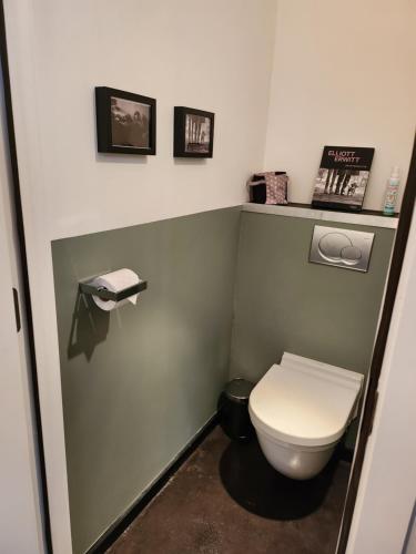 een badkamer met een wit toilet in een kamer bij Liège : superbe loft de caractère à 10' du centre in Luik
