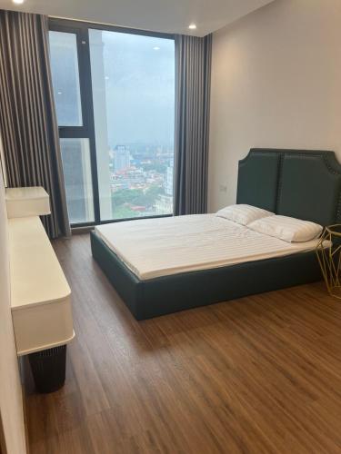 1 dormitorio con cama y ventana grande en Apartment Hilton Luxury, en Hai Phong
