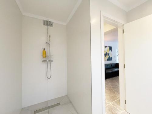 ein weißes Bad mit Dusche im Zimmer in der Unterkunft Casa Les Fremeaux in Altea