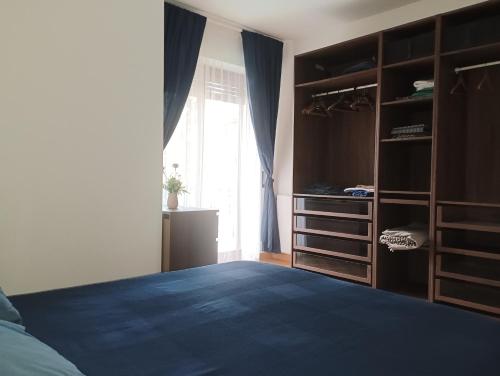 ein Schlafzimmer mit einem Bett und einem großen Schrank in der Unterkunft Sanremo Apartment in Sanremo