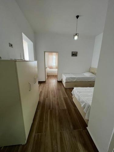 ヴェリポジェにあるPerdja Apartment IIIのベッド2台付きの部屋とウッドフロアの部屋