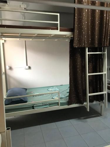 Grace Hostel في كون كاين: غرفة مع سرير بطابقين في غرفة