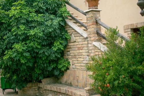 a brick wall with a staircase and plants at Agriturismo Col Morino in Pineto