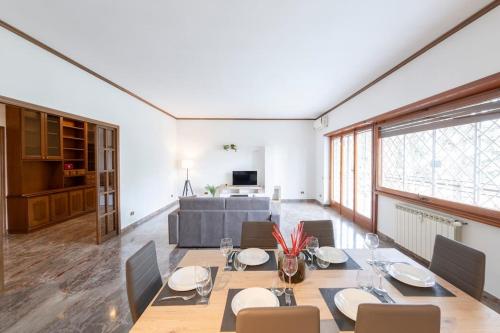 Large Family Apartment near Vatican 180 sqm Sleeps 8