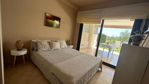 - une chambre avec un lit et une porte coulissante en verre dans l'établissement luxury homes apt valle del este resort, vera, garrucha,mojacar, à Vera