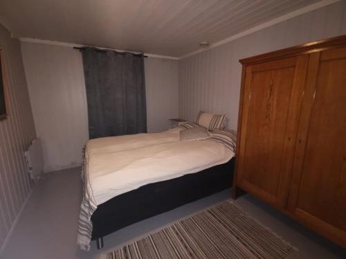 Giường trong phòng chung tại Sjarmerende historisk leilighet midt i Tromsø
