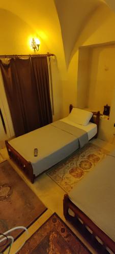 two beds sitting in a room with at Ktisis Butik Otel in Urfa