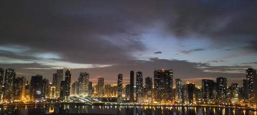un perfil urbano por la noche con una ciudad en CITYSCAPE RETREAT, en Sharjah