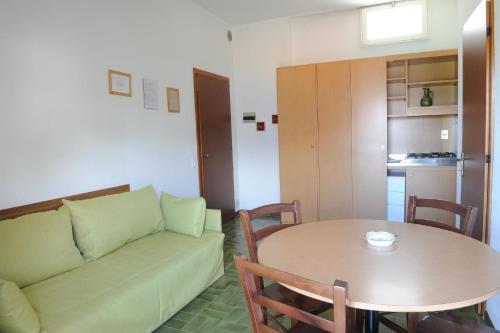 een woonkamer met een bank en een tafel bij Ferienwohnung für 2 Personen 1 Kind ca 35 qm in Malcesine, Gardasee Ostufer Gardasee - b43578 in Malcesine