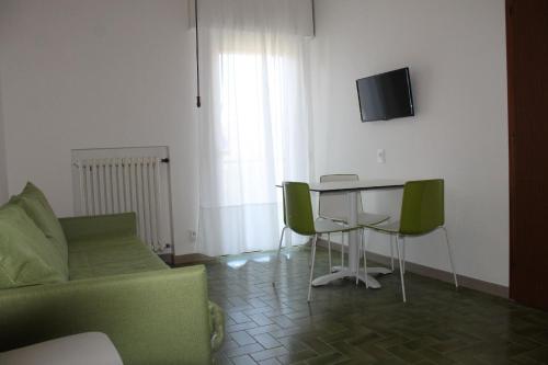een woonkamer met een bank en een tafel met stoelen bij Ferienwohnung für 2 Personen 1 Kind ca 35 qm in Malcesine, Gardasee Ostufer Gardasee - b43578 in Malcesine