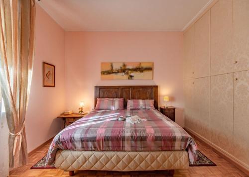 1 dormitorio con 1 cama, 2 mesas y una ventana en Ferienwohnung für 4 Personen ca 98 qm in Sesto Fiorentino, Toskana Provinz Florenz, en Sesto Fiorentino