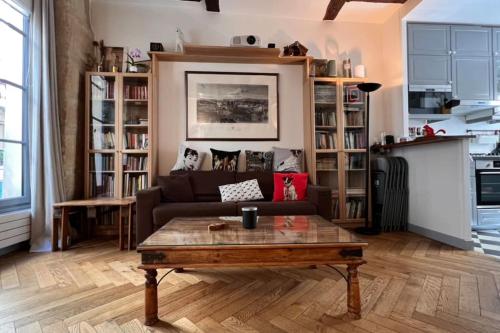 un salon avec un canapé et une table basse dans l'établissement Beautiful flat Seine River-Saint Michel/Notre-Dame, à Paris