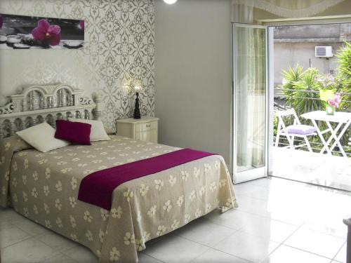 テルメ・ヴィリアトーレにあるCasa Vacanze Milosaのベッドルーム1室(ベッド1台付)、バルコニー(テーブル付)