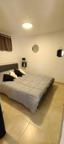 une chambre avec un grand lit dans une pièce dans l'établissement Gîte 1- LE RAZAL, à Vallon-Pont-dʼArc