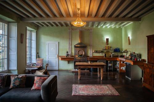 Kuchyň nebo kuchyňský kout v ubytování Boho Village Chateau in medieval bastide