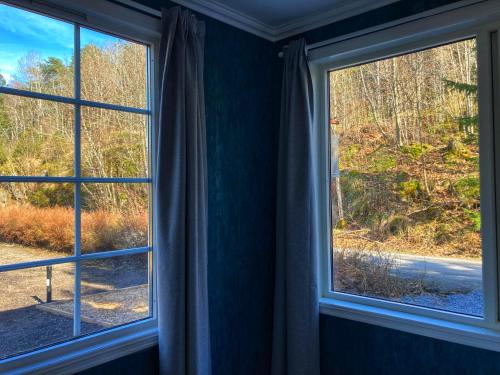 Cette chambre dispose de deux fenêtres donnant sur une cour. dans l'établissement BB Grindhuset, à Larvik