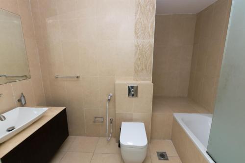 y baño con aseo, bañera y lavamanos. en Amazing Rooms for Female Guests for rent in Dubai Marina, en Dubái