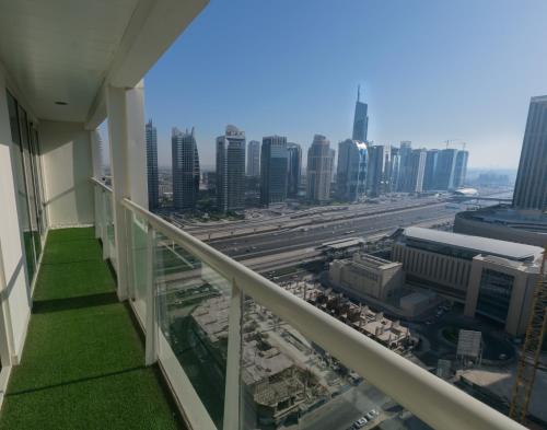 - Balcón de un edificio con vistas a la ciudad en Amazing Rooms for Female Guests for rent in Dubai Marina, en Dubái