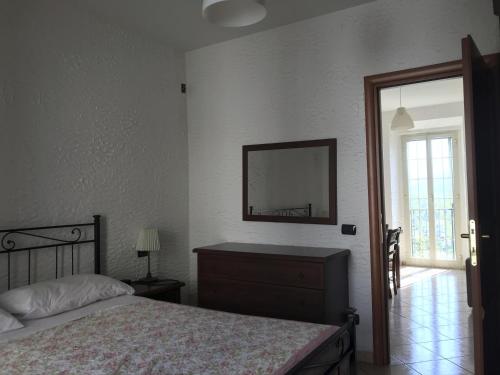 - une chambre avec un lit et un miroir mural dans l'établissement Casa Campo dei Fiori, à Pontecorvo