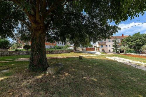 A garden outside Ferienhaus mit Privatpool für 8 Personen ca 150 qm in Glavani, Istrien Bucht von Raša