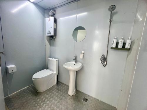 y baño con aseo y lavamanos. en Grace Container homes, en Cedar Grove