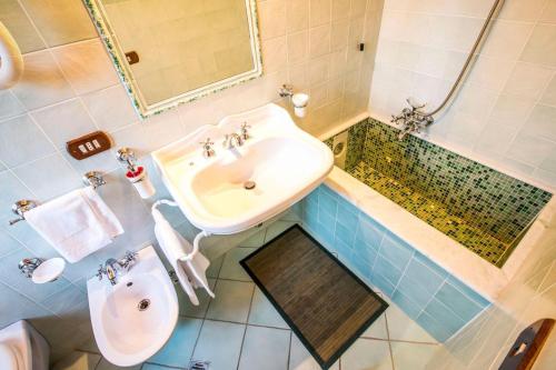 皮內托的住宿－Agriturismo Col Morino，一间带水槽、浴缸和卫生间的浴室