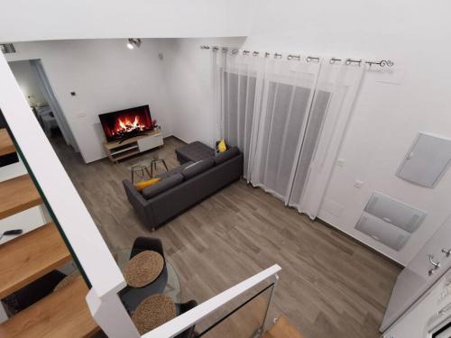 ein Wohnzimmer mit Couch und Kamin in der Unterkunft La Perla de Monte y Mar in Puerto Marino